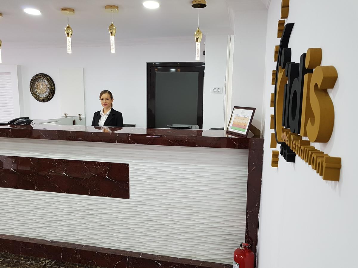 Hotel Ildis Яш Екстериор снимка